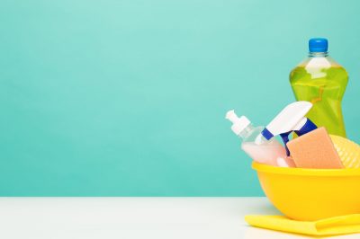 Various bottles with cleaning supplies on colored background Produtos de Limpeza